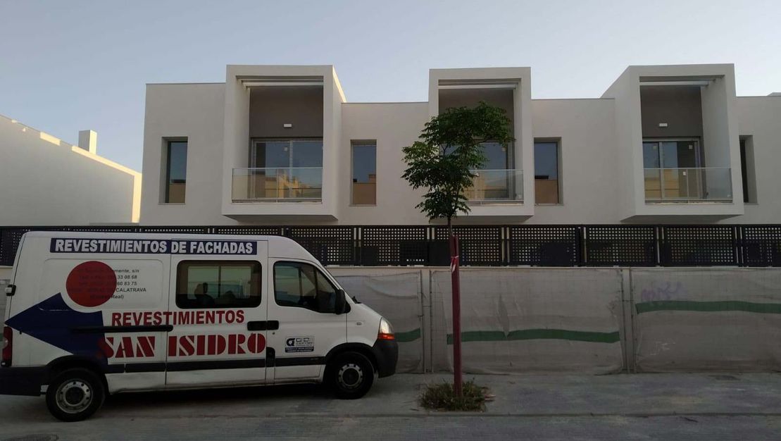 Revestimientos San Isidro furgón parqueada fuera de una casa 